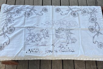 Staré vyšívané ubrusy, háčkované dečky a gobelínový přehoz - 2