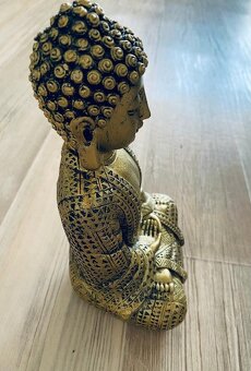 Zlatá soška Buddha - 2