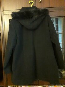 Černý flaušový kabát s kapucí. - 2
