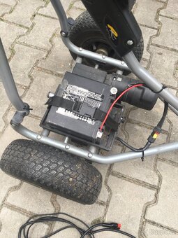 Elektrický vozík na golf Powakaddy - 2