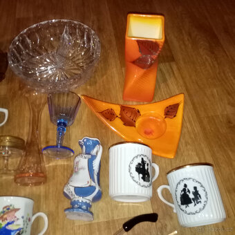 Prodám různé staré české sklo -vázy ,mísy,poháry,fajfky,hrnk - 2