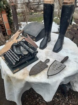 Psací stroj, boty, dekorace atd. - 2