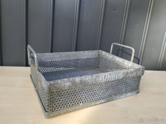 Kovový stohovací box perforovaný - 2