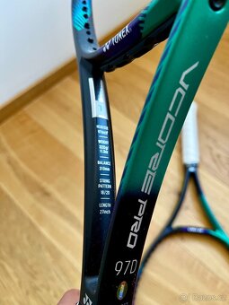 2x nové a identické Yonex Vcore Pro 97D (2021) - 2