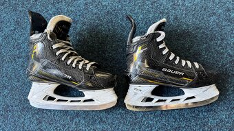 BAZAR - HRÁČSKÉ HOKEJOVÉ BRUSLE BAUER SUPREME M5 PRO INT - 2