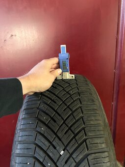 Celoroční pneu 215/55 R17 - 2