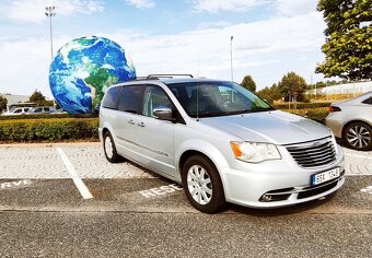 Chrysler Town & Country 3.6 V6 2012 Luxusní rodinný minivan - 2