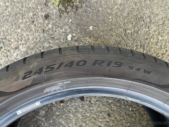 Pneu 245/40R19 - 2