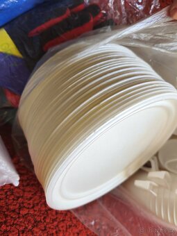 Krabice nového plastového nádobí - 2