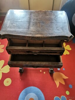 Starožitný šicí stolek - 2