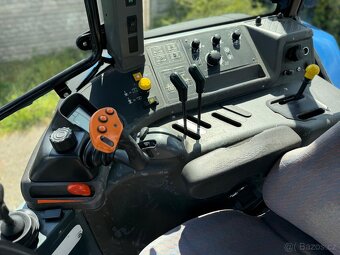 Zemědělský traktor New Holland TM 190, rok výroby 2006. Míst - 2