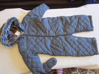 Nová tm. šedá prošívaná zimní kombinéza s kapucí s kožíškem - 2