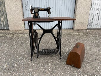 Starý šicí stroj Pfaff - 2
