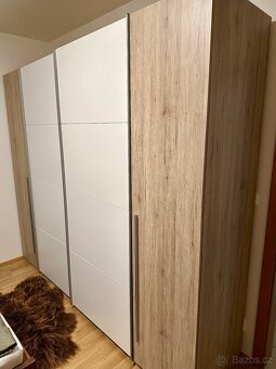 Prodám prostornou a zachovalou šatní skříň 267 × 226 × 61 cm - 2
