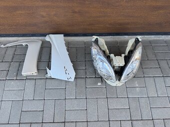 Prodám přední plasty se světly na peugeot satelis 125 - 2