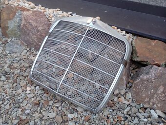 Chromovaná maska, mřížka, gril Mercedes Benz 110. - 2