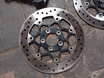 Brzdové třmeny a kotouče Harley Breakout Fxsb 2015 - 2