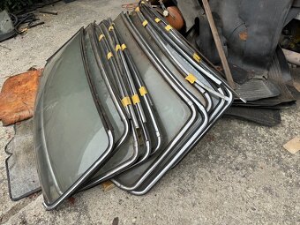 Volha Gaz 24, čelní-zadní okna použité originál - 2