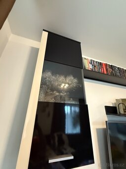 Černobílá obývací stěna - 2