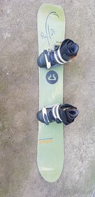 Snowboard i s vázáním a botama - 2