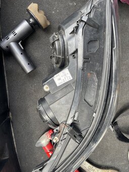 Prodám pravý světlomet BMW E60 - 2