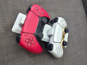 PS 5 + 2 ovladače a bedrtové nabíjení - 2