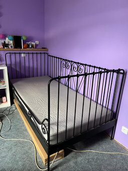 Dvě kovové postele včetně matrací a roštů - 2