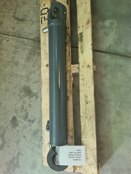 HYDRAULICKÝ VÁLEC VOLVO L45, L50 - 2