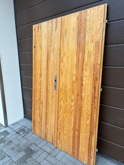 Prodám dvoukřídlé dřevěné dveře - smrk - 2