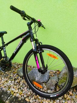 Značkové dětské kolo Specialized 24" (černá/fialová) - 2
