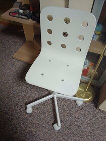 Bílá židle na kolečkách - 2