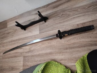 Japonská cvičební katana i s podstavcem. - 2