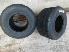Pneumatiky na motorkáru zánovní. - 2