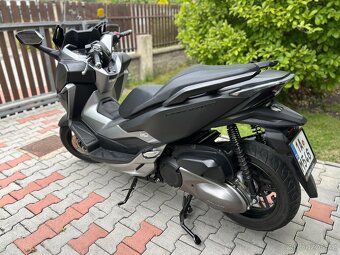 Honda Forza 300 malý nájezd,super stav - 2