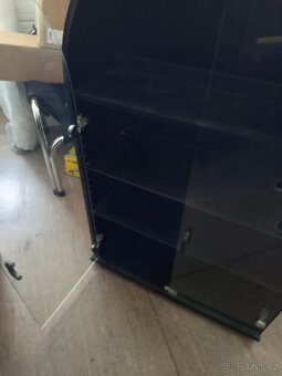 Prodám skříňku se skleněný dvířky - 2