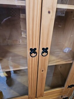 Dřevěná vitrína - 2