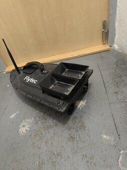 Lodí na dálkové ovládání. - 2