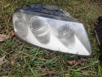 VW TOUAREG  2002 - 2007 - prodám světla, xenony - 2