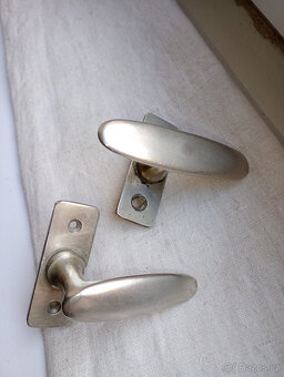 Starožitné kování okna mosaz činžák 1930 - 2