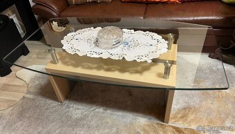 Pohovka + stolek. - 2