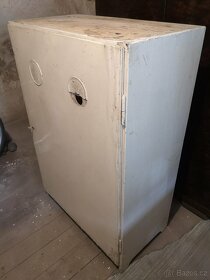 Stará skříňka, k renovaci - 2
