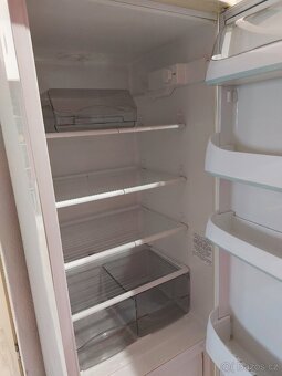 Plně funkční lednička s mrazákem dole - 2