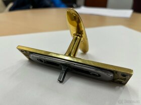 Prodám mosaznou okenní rozvoru - oliva - 2