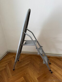 nové, nepoužité žehlící prkno + schůdky - 2