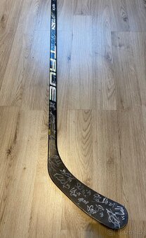 Podepsaná hokejka TRUE 9X3 HC Škoda Plzeň - 2