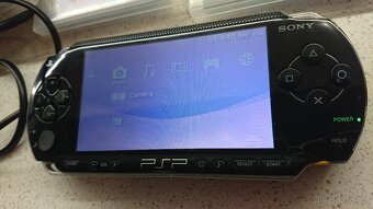 PSP + 4 hry + příslušenství - 2
