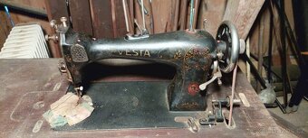 Historický šicí stroj Vesta - 2