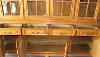 Rustikální komoda s osvětlenou vitrínou - 2