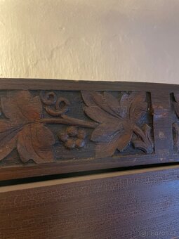 Menší starožitná skříň - 2