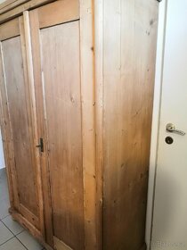 starožitná skříň po renovaci - 2